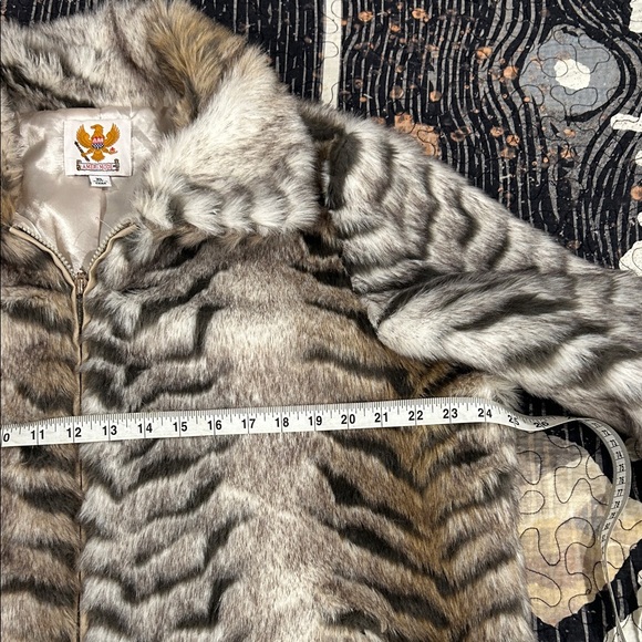 Faux Tiger Fur Coat - Picture 3 of 7